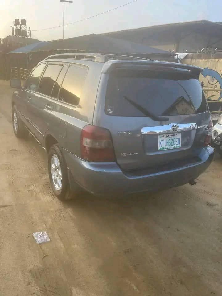 A picture of Clean Toyota Highlander 3 seaters