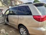 A picture of Toyota Sienna sound engine AC cooling well first body sweet