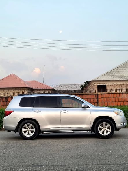 A picture of 2010 Nigerian used clean highlander with untampered engine and gear