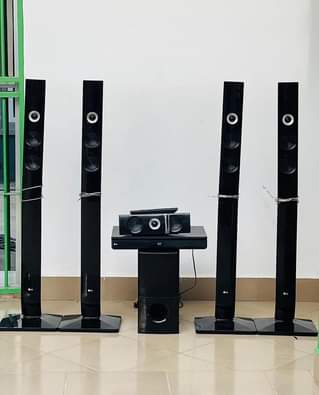 A picture of LG HOMETHIETER 1200W