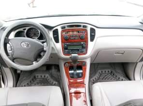 A picture of 2007 model toyota highlander sound engine and gearbox totally first
