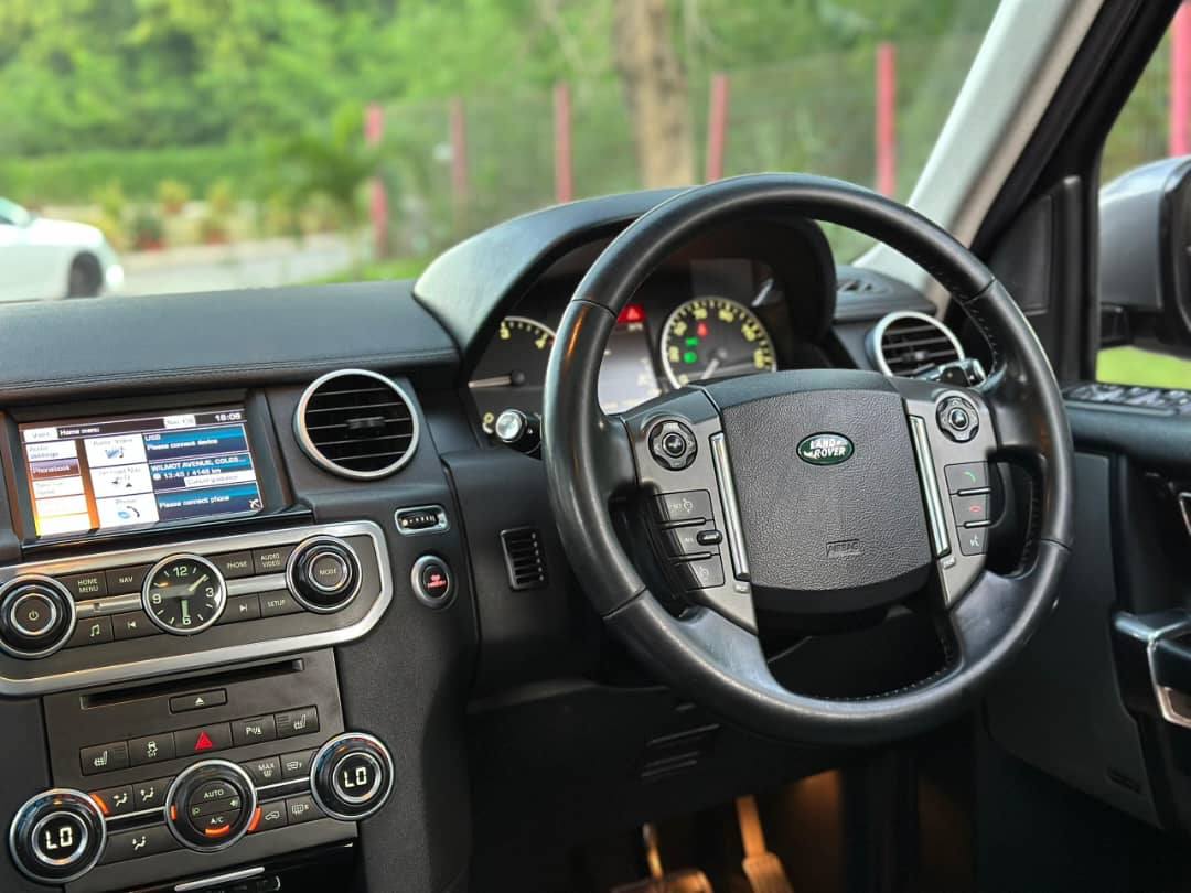 A picture of LAND ROVER DISCOVERY 4