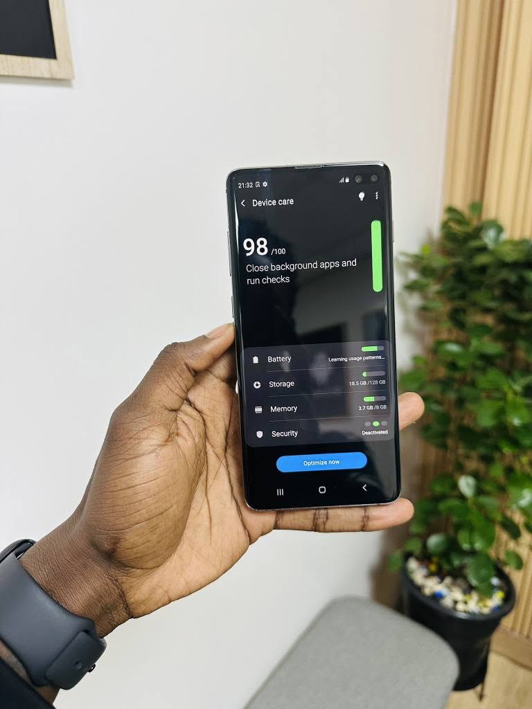 A picture of Samsung s10 plus 150k full payment