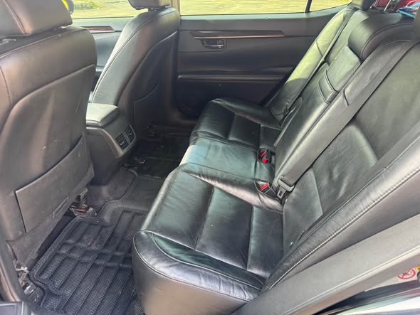 A picture of 2013 Lexus ES 13M