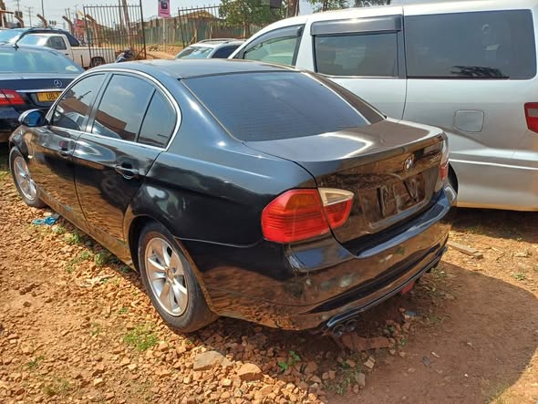 A picture of BMW 323i