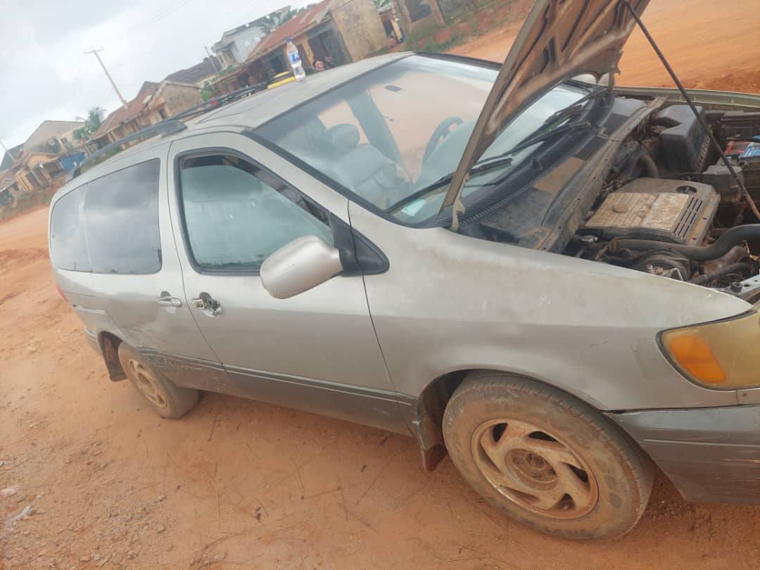 A picture of Toyota sienna 2002 registered 09066107030 
