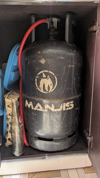 A picture of Ninahama nauza vitu vyangu vyote mwenye hela aje achukue chapu
