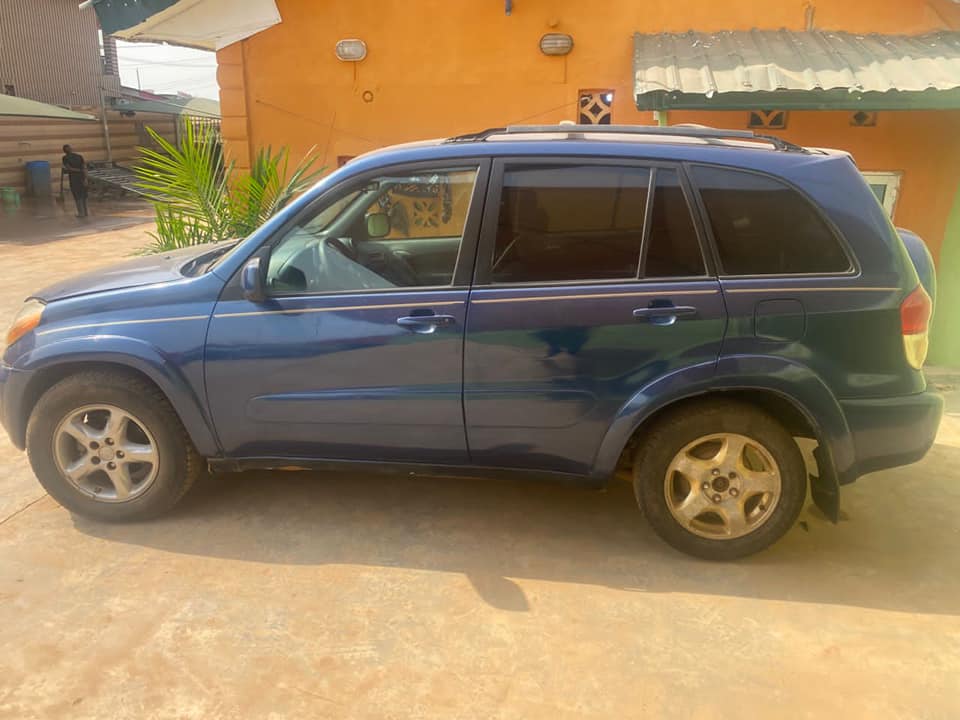 A picture of Toyota RAV4 04 Engine Tapping Gear Perfect AC Leakages Price