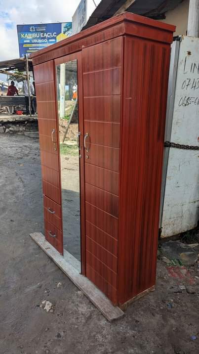 A picture of Kabati milango mitatu nipe 200k