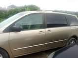 A picture of 06 model sienna engine and gear shape intiro needs attention