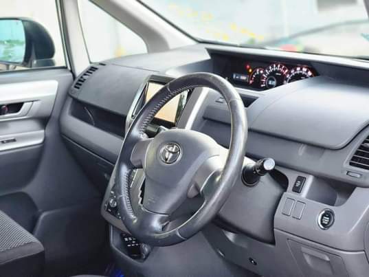 A picture of Toyota noah 2008