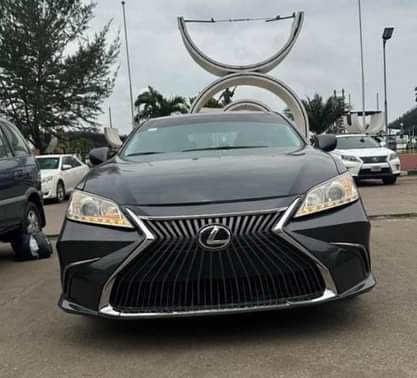 A picture of Good deal Clean 2009 upgraded to 2016 Lexus Es350 with