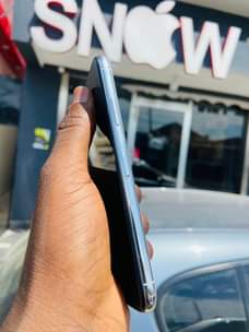 A picture of i phone x clean gb 64