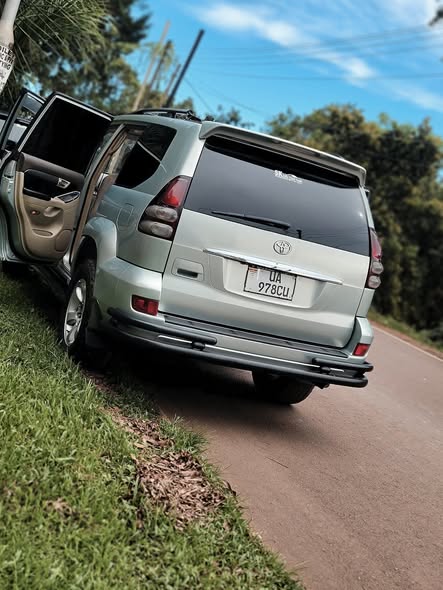 A picture of Toyota land Cruiser tx model 2006 available