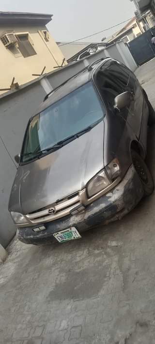 A picture of Toyota sienna 1999 2000 first model