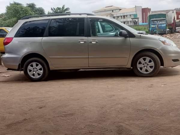 A picture of Toyota Sienna 07 Buy and drive Location Ota Price 5