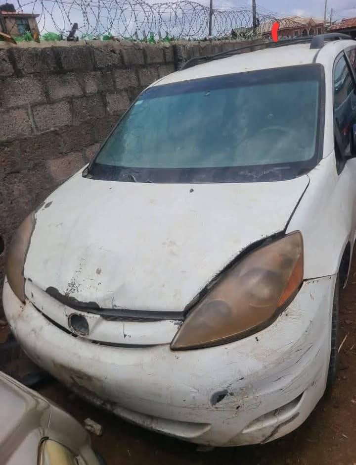A picture of Toyota sienna With bad engine Last price is 1 9m