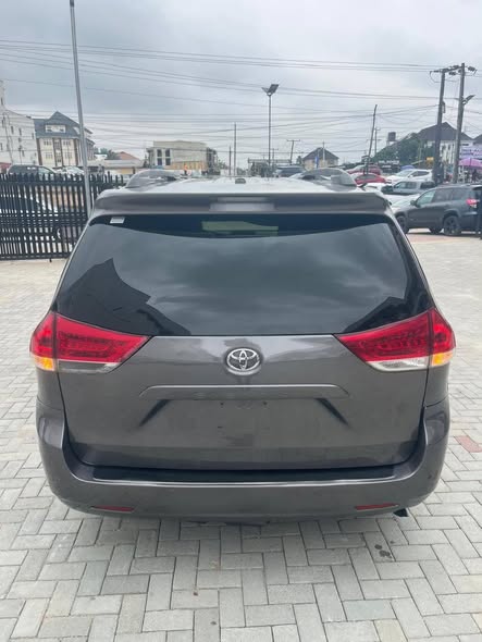 A picture of Foreign used sienna 2014 xle 09113007360