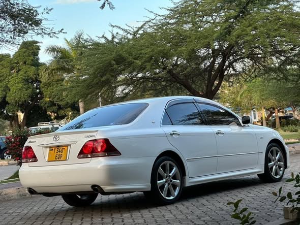 A picture of 2004 Toyota Crown