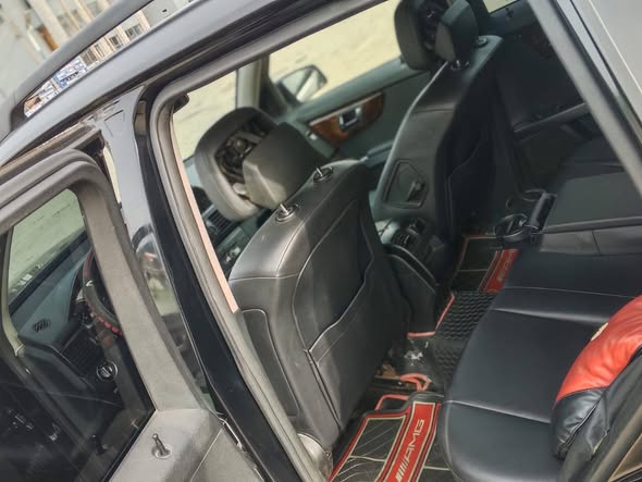 A picture of 2010 Mercedes Benz GLK 350