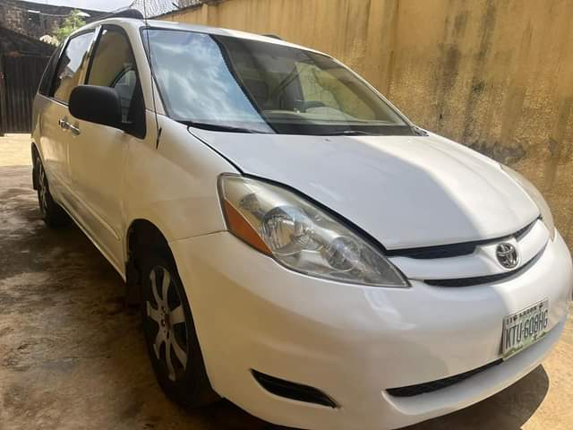 A picture of Toyota Sienna 2006