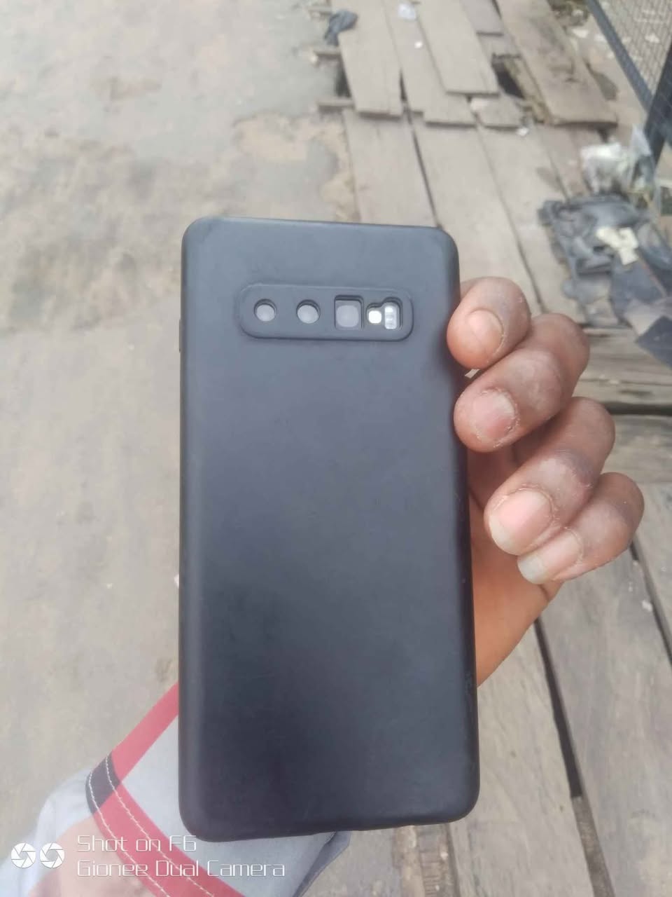 A picture of Samsung S10 plus