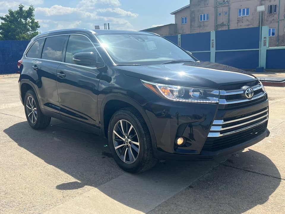 A picture of 2019 TOYOTA HIGHLANDER XLE toks full option sparkling clean and