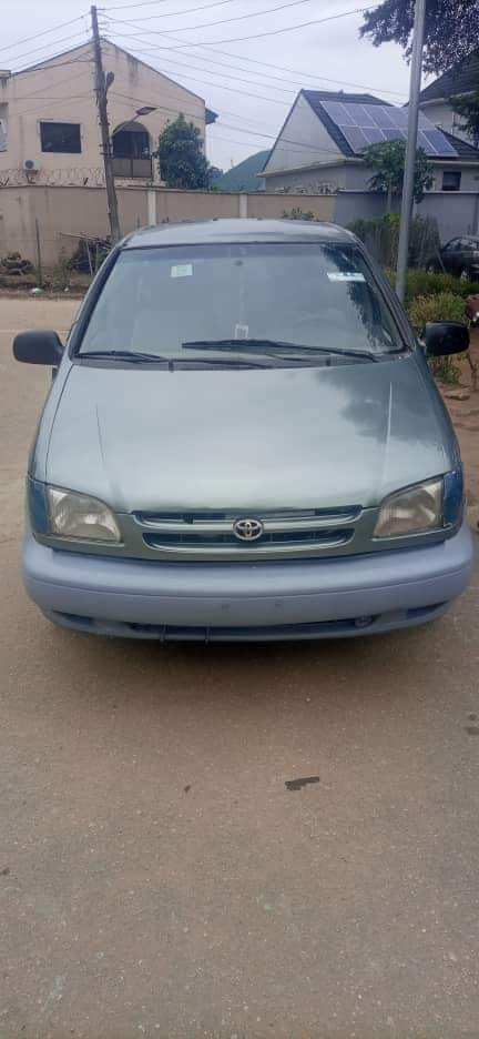 A picture of 1999 Toyota Sienna