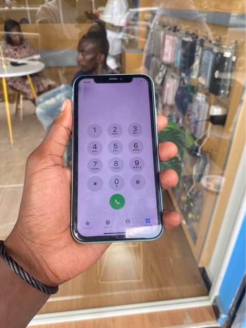 A picture of Iphone 11 64gb