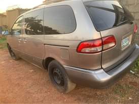A picture of Toyota Sienna 2002