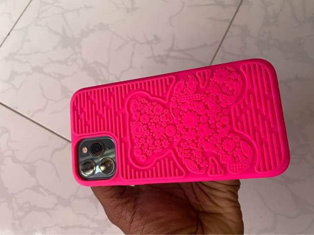 A picture of I phone 11 pro gb 64