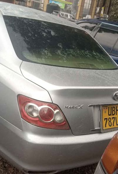 A picture of Mark X and Subaru X20