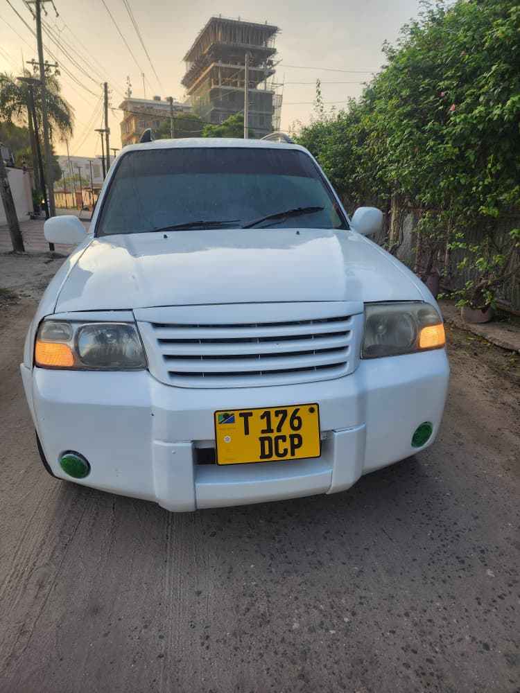 A picture of SUZUKI ESCUDO 6 8