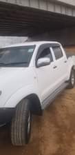 A picture of Toyota Hilux kali sana nipo nayo muda wowote