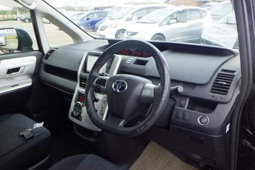 A picture of 2013 TOYOTA NOAH