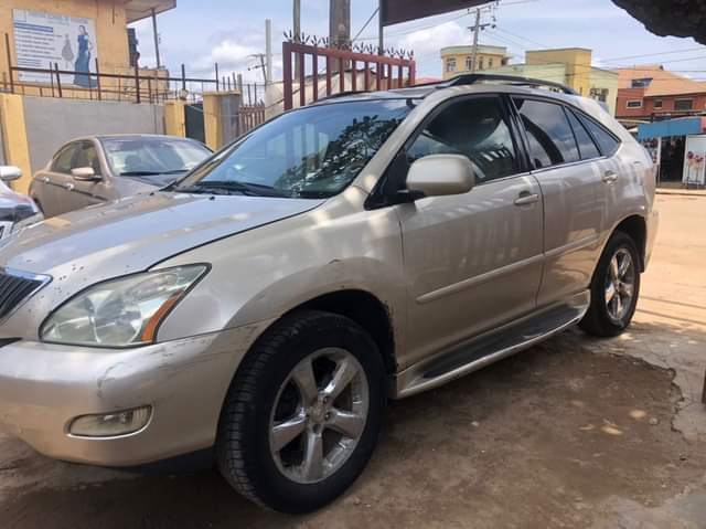A picture of Serious buyer only please Registered Lexus Rx 330 05 model