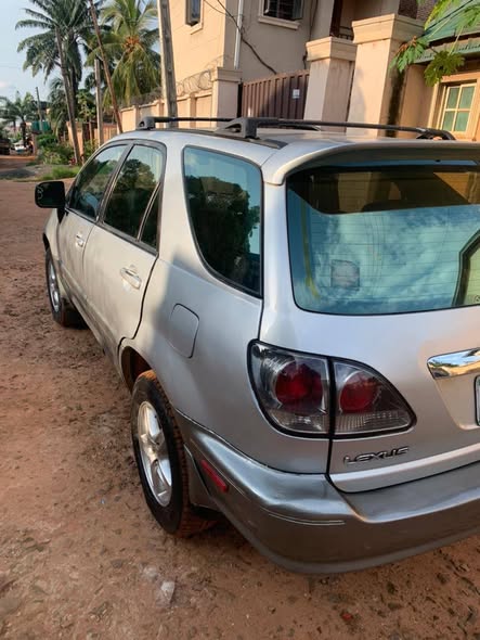 A picture of Destress Lexus Rx300 Buy and drive Engine and ok Ac