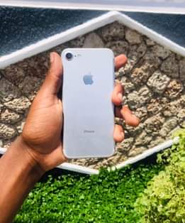 A picture of Iphone 7plain GB32 BH100 Home button and Finger