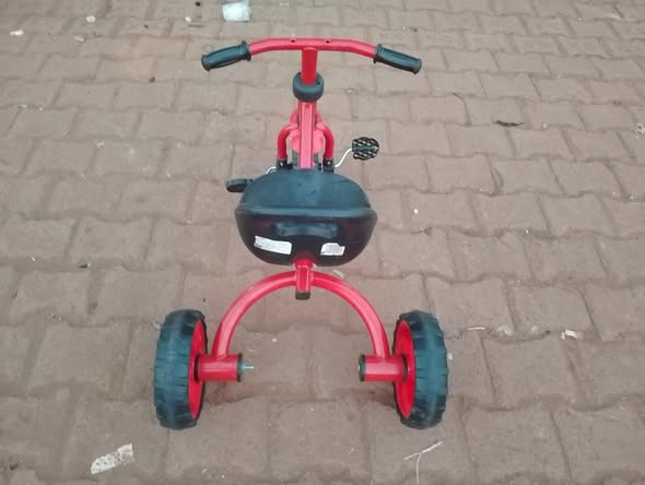 A picture of Red London used tricycle