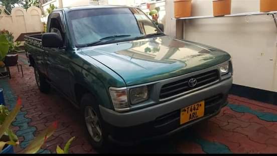A picture of Toyota pickup iyo engine 1RZ mpyaa sana imetunzwa manual gear