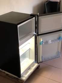 A picture of FRIDGE FRIJI MR UK LINAUZWA HALINA KIPENGELE CHOCHOTE LIMETUMIKA MIEZI