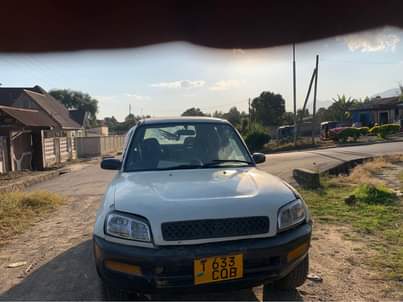 A picture of Rav 4 nzuri sana Engine safi Gearbox safi Bei 4.8ml
