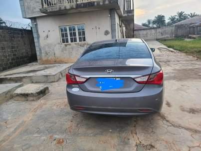 A picture of Hyundai sonata 2012