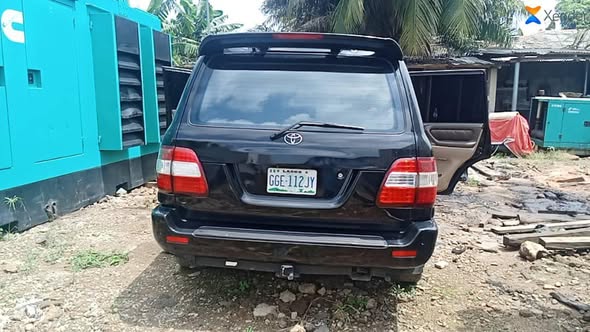 A picture of 2004 Toyota land cruiser 204 model