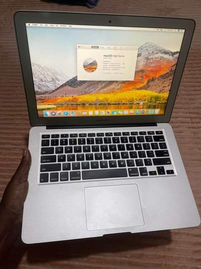 A picture of Macbook air 2013 Core i5 Ram4 Ssd 128 Chaji masaa