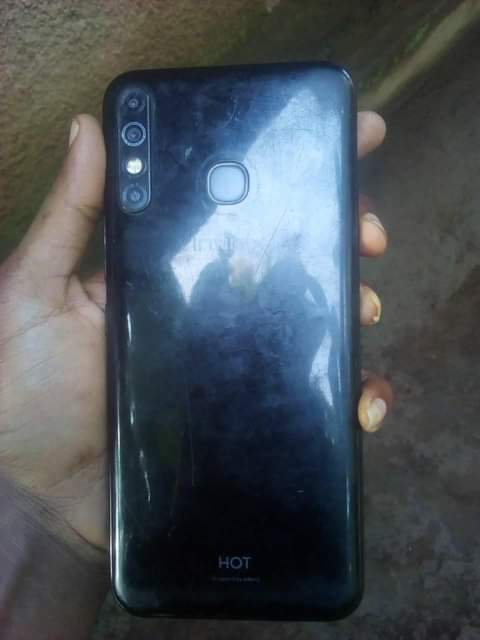 A picture of Infinix hot 8 32gb kwa 2gb ram chaji mkataba inataka