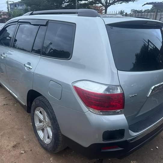 A picture of Toyota Highlander 2011 upgraded to 2013