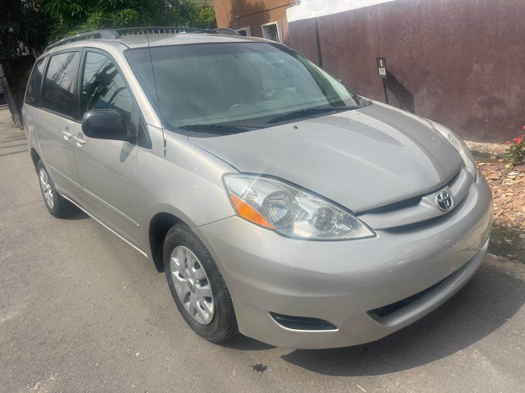 A picture of Toyota Sienna 2007