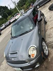 A picture of 2009 mini cooper.price 3.4m