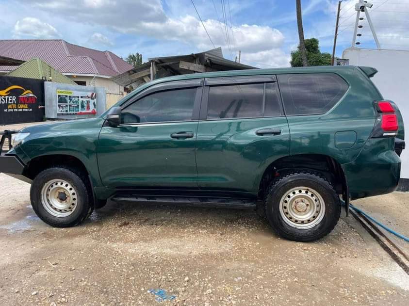 A picture of TOYOTA LAND CRUISER PRADO 150